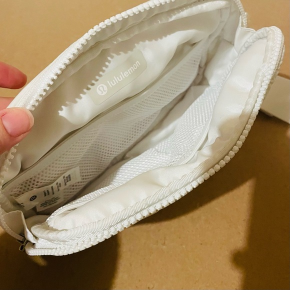 LULULEMON Everywhere Belt Bag Wunder Puff 2L - Picture 6 of 6